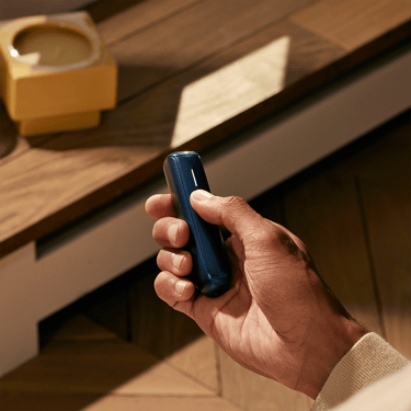 Ploom AURA Navy Blue direka untuk mudah dipegang dengan permukaan licin dan bentuk ergonomik padat.
