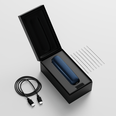 Kotak terbuka Ploom AURA Navy Blue memaparkan peranti, kabel pengecas, dan isian semula pembersih tersusun rapi.
