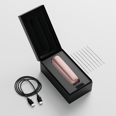 Kotak terbuka Ploom AURA Rose Gold memaparkan peranti, kabel pengecas, dan isian semula pembersih tersusun rapi dalam pembungkusan.
