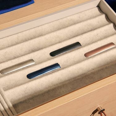 Ploom AURA Lunar Silver Augmented Pattern and other color options front panels, highlighting interchangeable personalization possibilities.