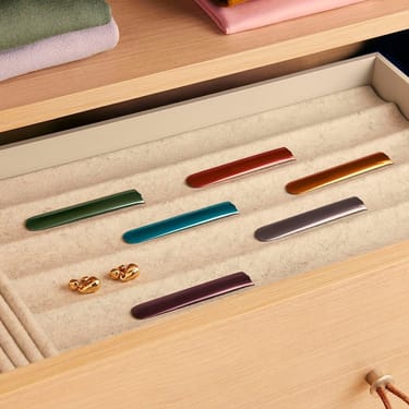 Panel hadapan Ploom AURA dipamerkan bersama, termasuk Dark Orchid dan warna lain, memperlihatkan pilihan penyesuaian dan variasi gaya.
