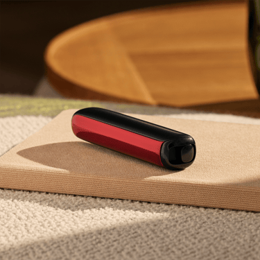 Ploom AURA Lava Red panel hadapan dipasang, mempamerkan reka bentuk moden, warna terang, pemasangan mudah, dan gaya boleh disesuaikan.
