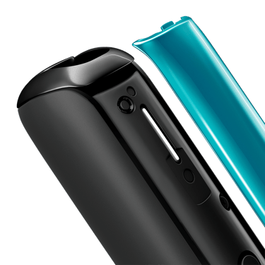 Close-up panel Ploom AURA Ocean Blue yang ditanggalkan, menunjukkan tekstur premium, perincian berkilat, dan reka bentuk anggun.