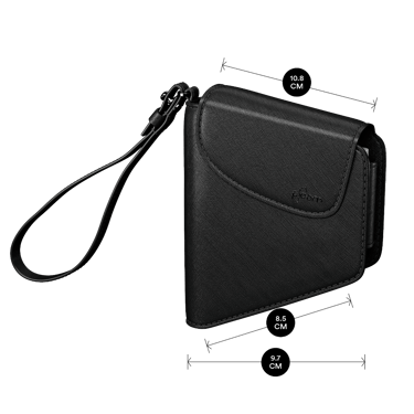 Gambar dekat Jet Black Duo Carry Case tertutup dengan dimensi 10.2 cm tinggi × 2.2 cm lebar × 2.2 cm dalam, menonjolkan rekaan harian yang licin.