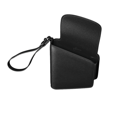 Pandangan sisi Duo Carry Case Jet Black kosong dan terbuka, memperlihatkan profil nipis dan ruang dalaman yang tersusun rapi.