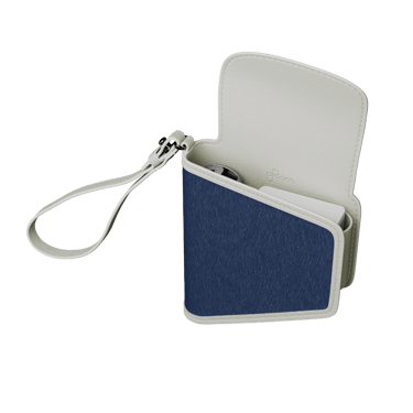 Pandangan sisi Denim Leather Fusion Duo Carry Case dengan peranti Ploom AURA dan isian semula tidak termasuk dalam pek, menunjukkan kapasiti simpanan pintar