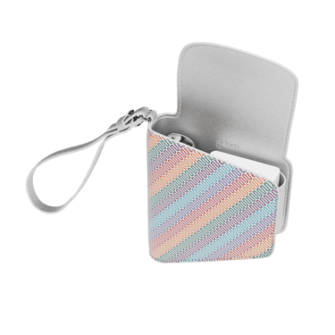 Pandangan sisi Multicolored Patterned Canvas Duo Carry Case dengan peranti Ploom AURA dan stik, menunjukkan ruang dalaman teratur.